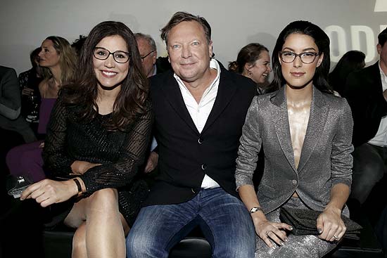 Moderatorin Karen Webb, CEO Rodenstock Oliver Kastalio,  und Model Rebecca Mir bei der Rodenstock Eyewear Show am 12.01.2018 im Münchner Haus der Kunst  (Photo by Franziska Krug/Getty Images für Rodenstock)